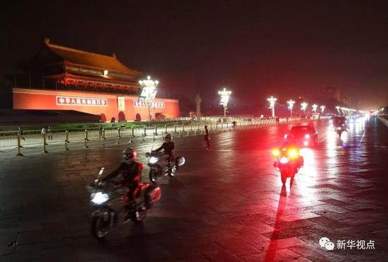 2014年10月21日，坦桑尼亚总统基奎特抵达北京，开始对中国进行国事访问。新华社记者庞兴雷摄