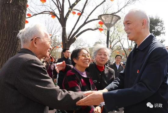 与居民亲切交流