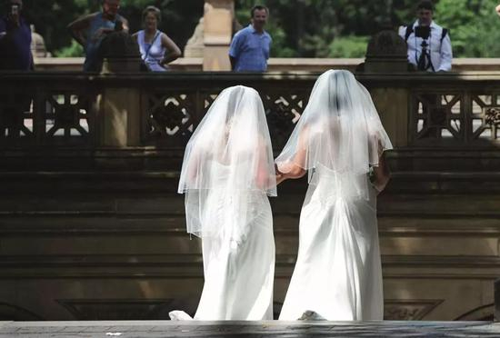 美国纽约一对拍婚纱照的女同性恋者。图/新华