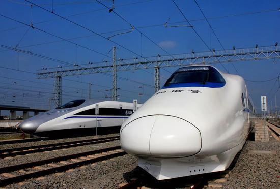  图左为CRH380A型动车组，右为CRH2型动车组