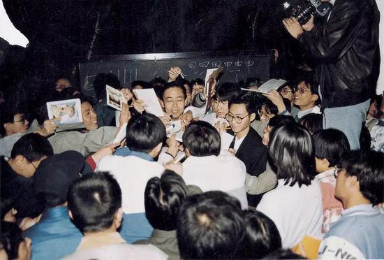 1997年，清华大学的同学们和庞中华在一起