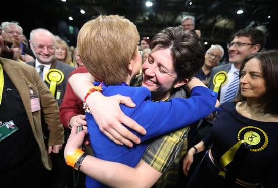  △苏格兰民族党党首、苏格兰首席部长斯特金庆祝其所在党大胜 图/EEA