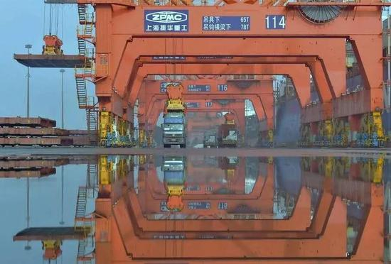  港口生产图景（图源：新华网）