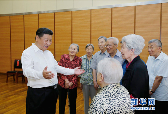 2016年9月9日，习近平来到北京市八一学校看望师生。新华社记者鞠鹏 摄