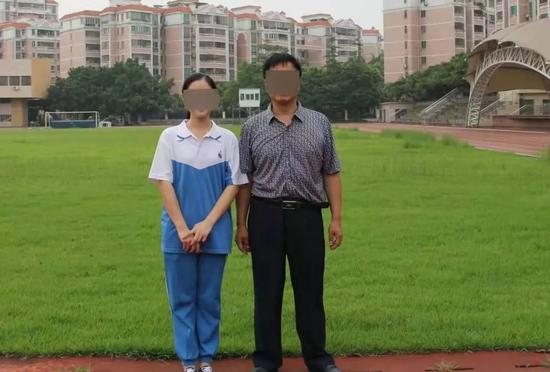 高中毕业时，段卉与徐锦城合影留念。受访者供图