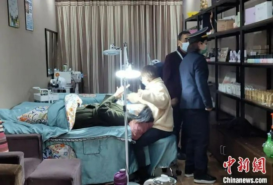 3月，成都市打击“非法医疗美容”专项整治行动现场。图为成都市卫生计生监督执法支队工作人员检查一美容店。王鹏 摄
