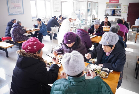  河北省秦皇岛经济技术开发区泰盛家园小区老人在社区食堂就餐（2022年1月5日）。新华社发 （王继军 摄）