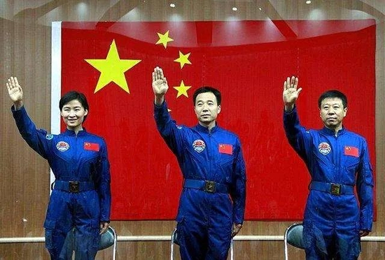 2012年6月15日，“神九”发射前一天的下午，刘洋、景海鹏、刘旺穿着蓝色航天员服装第一次正式对外亮相。