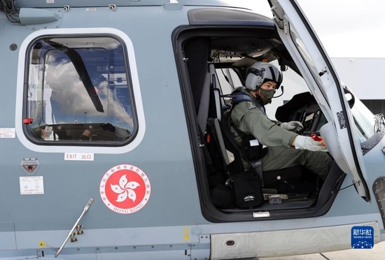  香港特区政府飞行服务队领航机长叶伟雄准备训练（6月23日摄）。新华社记者 李钢 摄