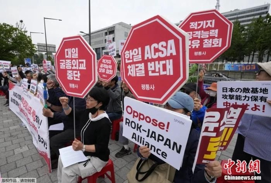  5月7日，韩国首尔，抗议者在总统府前举行集会，反对日本首相岸田文雄访韩。