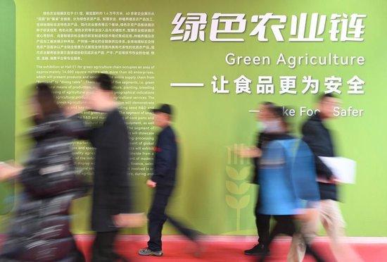  2023年11月30日，链博会绿色农业链展区参观者络绎不绝。新华社记者 李贺 摄