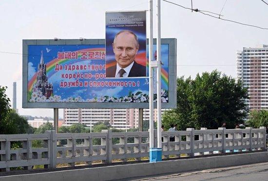 当地时间2024年6月18日，朝鲜平壤，街头悬挂俄罗斯总统普京肖像海报以及“朝俄友谊和团结万岁”的广告牌。（视觉中国 / 图）