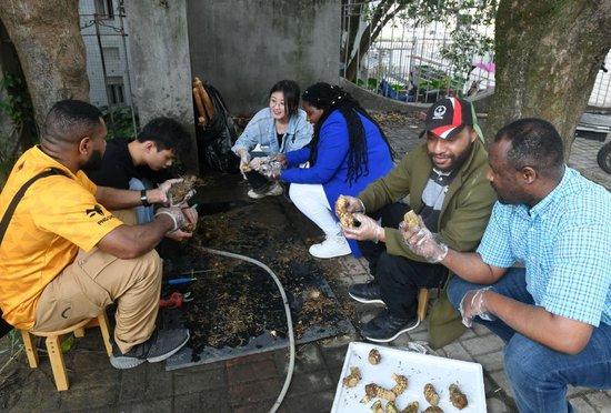 3月28日，在位于福州的福建农林大学，来自卢旺达和巴布亚新几内亚的学生与菌草专业学生交流。新华社记者 林善传 摄