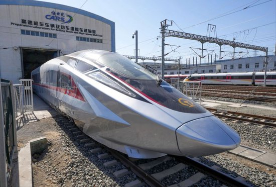  2025年2月25日在铁科院国家铁道试验中心拍摄的接受试验验证的CR450动车组样车。新华社记者 邢广利 摄
