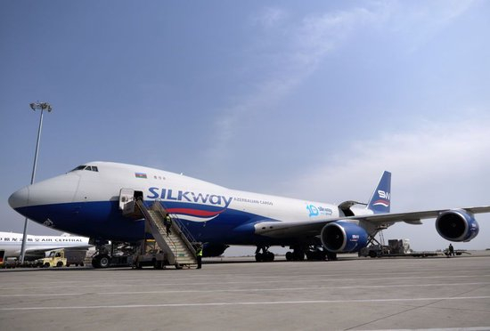 2025年4月2日，一架阿塞拜疆丝绸之路西部航空公司的货机停靠在郑州新郑国际机场停机坪上。新华社记者 李嘉南 摄