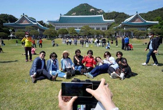 2022年5月10日，在韩国首尔，民众参观青瓦台时留影。图源：新华社