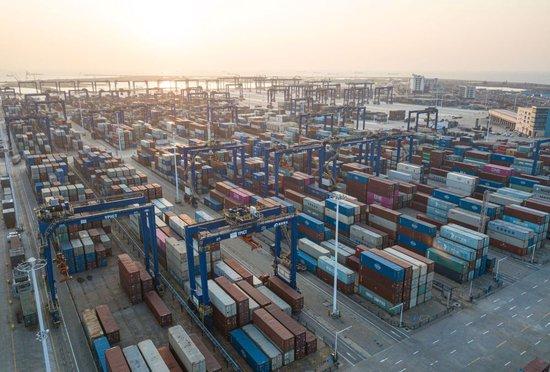 2025年1月11日,洋浦港2024年集装箱吞吐量首破200万标箱。新华社记者 蒲晓旭 摄