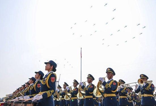 2025年9月3日,纪念中国人民抗日战争暨世界反法西斯战争胜利80周年大会在北京隆重举行。这是空中护旗梯队通过天安门广场。新华社记者 张玉薇 摄