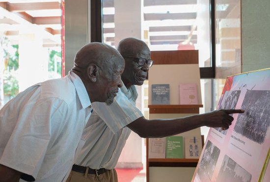 1��28�գ��ڽ�Ͳ�Τ�׶������׵��й���ʹ�ݣ����������й�������ѵ�Ľ�Ͳ�Τ��սʿ��չ������Ƭ��Ѱ���Լ������գ���ʹ�ݾ������Ͳ�Τ��Ŷ�����սʿת��ϰ��ƽ��ϯ���Ż���»������ ��� ��