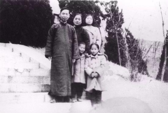 1950年，赵忠尧一家在南京鸡鸣山合影