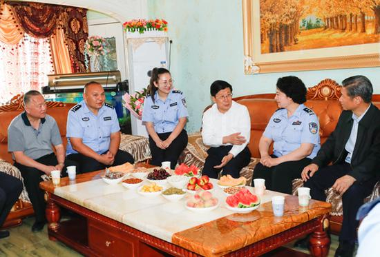 　　6月11日至15日，国务委员、公安部党委书记、部长赵克志在新疆调研。图为赵克志专程来到革命烈士、原莎车县公安局民警塔西·热孜克同志家中，看望慰问塔西·热孜克同志家属，叮嘱当地公安机关照顾好烈士家属的生活。