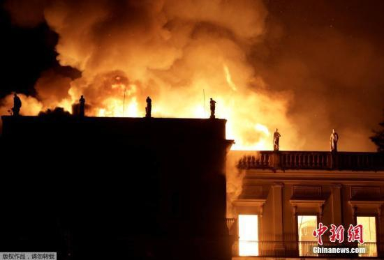 巴西里约热内卢消防总部的莫伊塞斯・托雷斯中士表示，目前消防人员正在前场全力扑救。