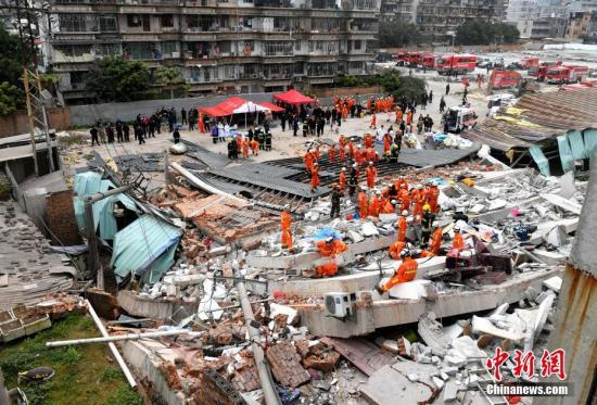 民房倒塌后的救援现场。文/图 榕消、吕明