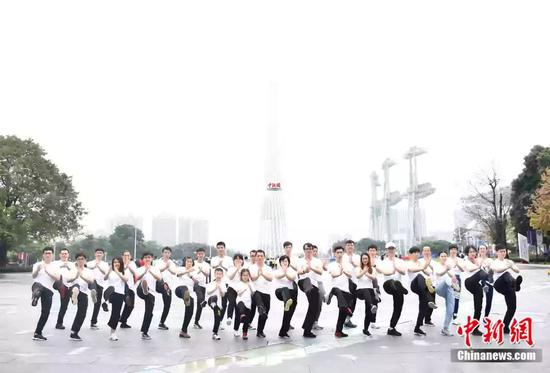  袁师傅和弟子在广州塔合影。受访者供图