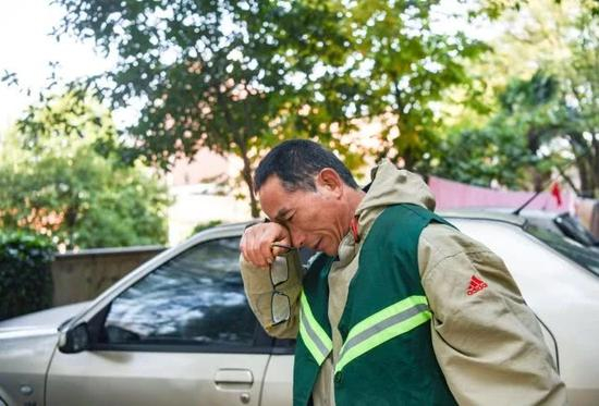  说起女儿失踪一事，赵洪明忍不住落泪。