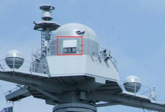 “福特”号航母桅杆顶部的AN/USG-2系统的PAAA全向宽带通信天线（红框处），是美海军实现CEC协同作战的重要设备（作者供图）