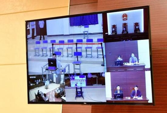 审判现场监控录像，左上图中间为张玉环（江西高院供图）
