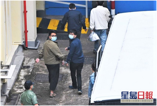 黄之锋（右）及林朗彦还柙监房。（图片来源：香港《星岛日报》）