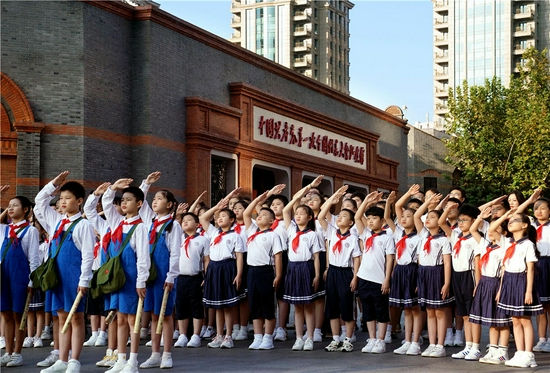 10月1日，中共一大纪念馆举行升国旗仪式。新华社记者 刘颖 摄