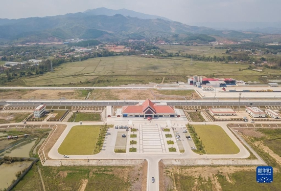 这是2022年3月11日在老挝北部拍摄的中老铁路孟赛站（无人机照片）。新华社发（凯乔 摄）