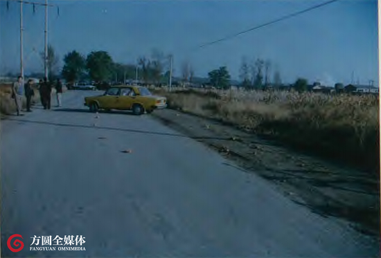 案发现场路面上留下长长的刹车痕迹（图片来源：资料图片）