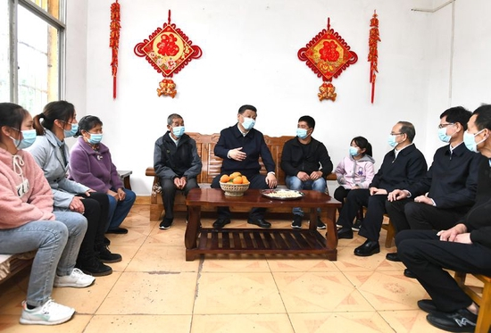 　　2021年4月25日上午，习近平到广西壮族自治区桂林市全州县才湾镇毛竹山村村民王德利家中看望，同一家人围坐在一起聊家常。