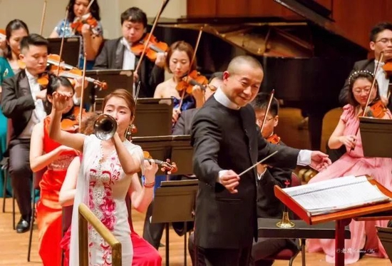  刘雯雯吹奏唢呐 （受访者供图）