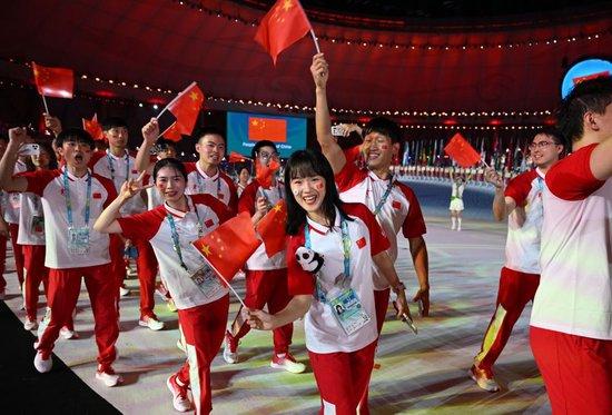 中国大学生体育代表团在开幕式上入场。