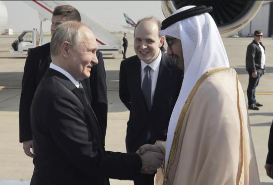  普京抵达阿布扎比时，阿联酋外长阿卜杜拉前往接机