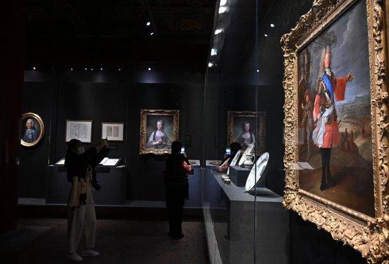 4月1日，作为中法文化旅游年的重要项目，“紫禁城与凡尔赛宫——17、18世纪的中法交往”展览在故宫文华殿开幕。图为观众当天参观展览。新华社记者金良快摄