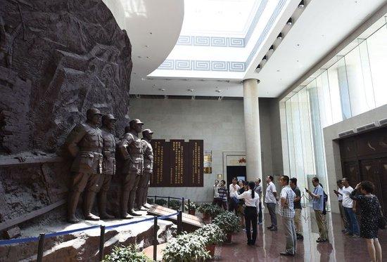 2015年7月2日,游客在阳泉市百团大战纪念馆内参观。