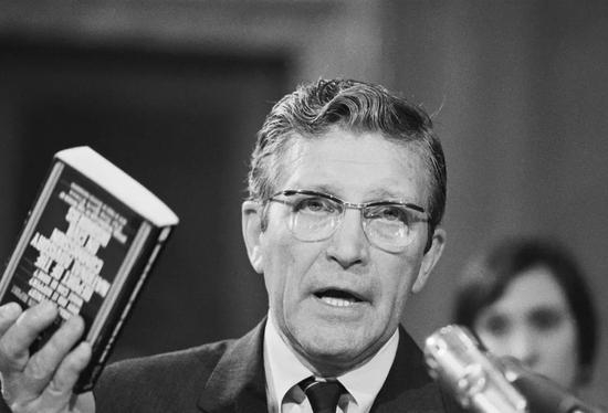 手拿“克纳报告”的奥托·克纳