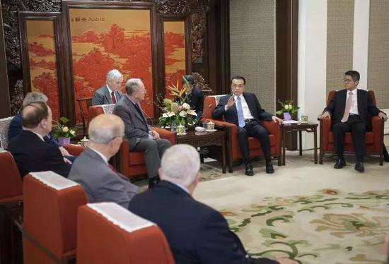 ▲11月1日，国务院总理李克强在北京中南海紫光阁会见美国联邦参议员亚历山大率领的美国参、众两院访华代表团。 （新华社）