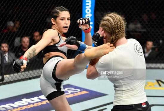 ▲POLYANA VIANA搏击的照片；图片来自CNN