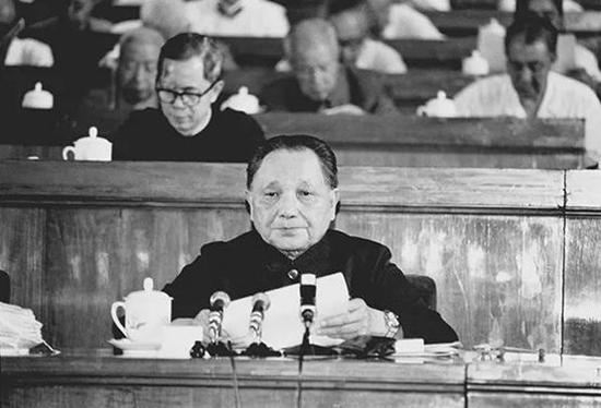  （图：1982年9月1日至11日，中国共产党第十二次全国代表大会在北京举行。邓小平致开幕词。他在开幕词中明确提出了“建设有中国特色的社会主义”的重大命题。图为邓小平在大会上致开幕词。）