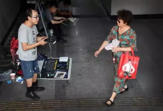 　李源每天都会在通州的地下通道卖书