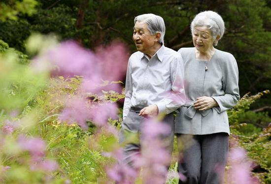 明仁夫妇赏花（共同社）