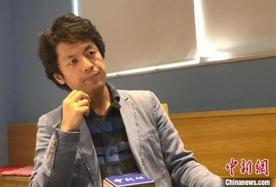  竹内亮接受记者专访。　葛勇 摄