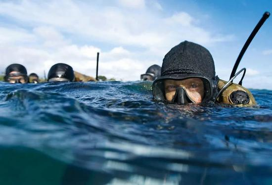在美国夏威夷珍珠港，参加“环太平洋”军演的澳大利亚海军士兵准备进行水下排雷和侦察演练