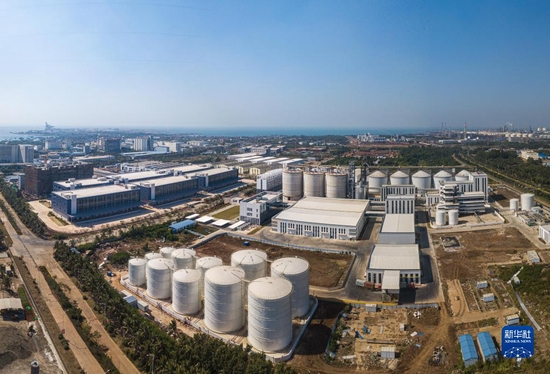  海南洋浦保税港区（无人机全景照片，2021年12月5日摄）。新华社记者 张丽芸 摄